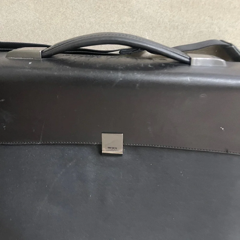 Tumi Black Leather  Nylon Expandable Briefcase Messenger Bag Mens pre loved